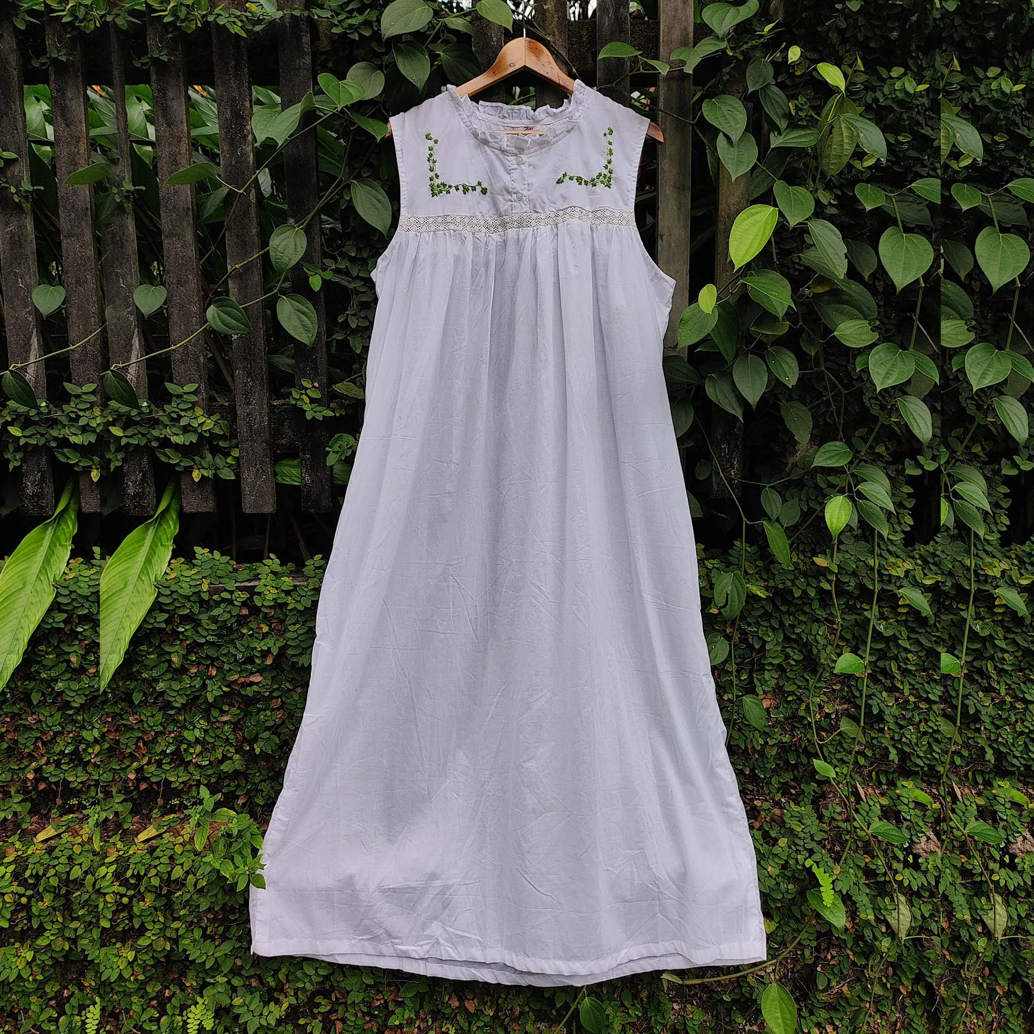 Elegant White Sleeveless Cotton Nightwear